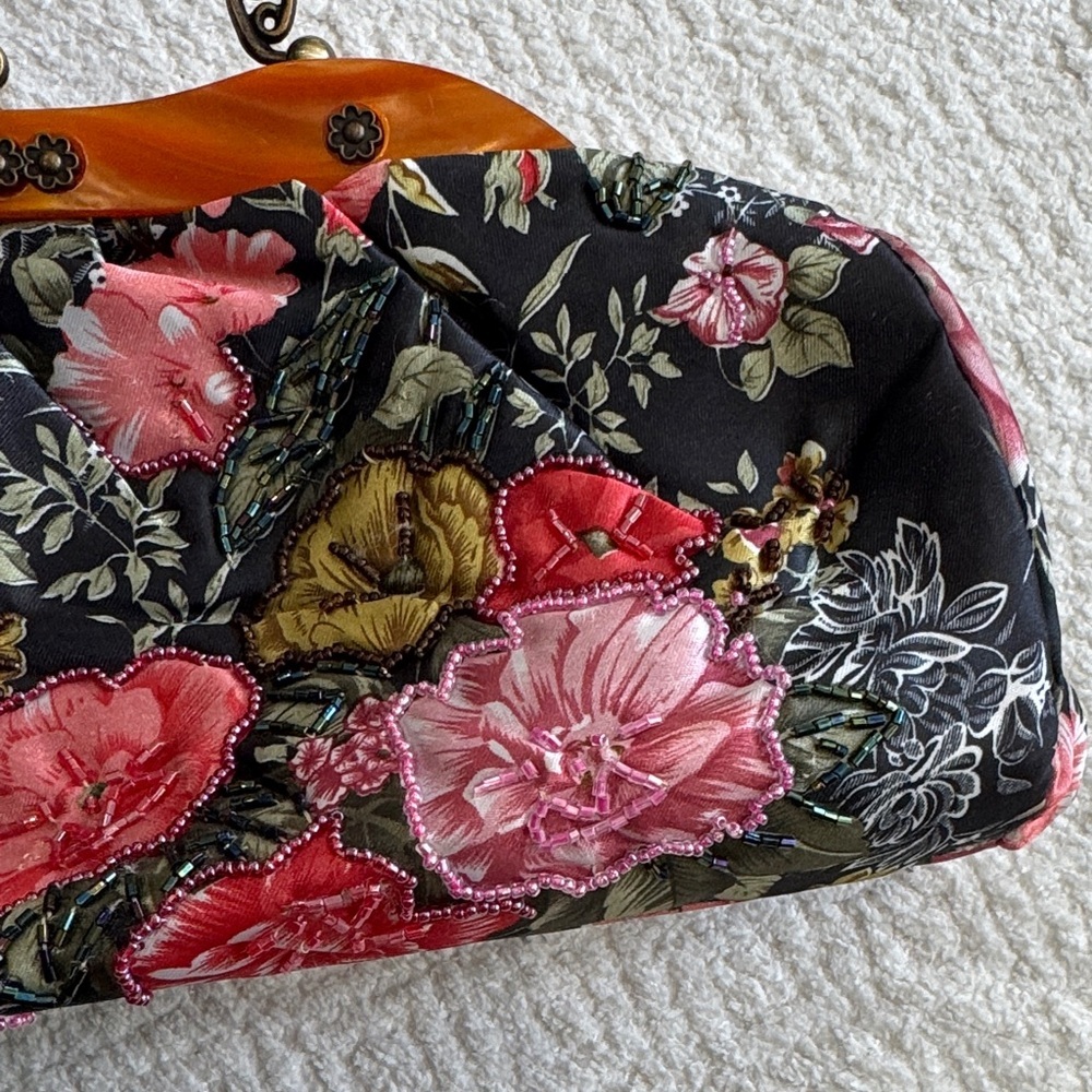 Beautiful Vintage 1990s / 2000 Black Red Gold Embroidered and Beaded Evening Bag - Picture 3 of 11
